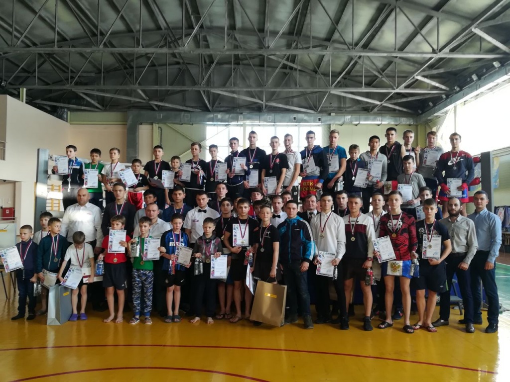 Победители и призеры соревнований по кикбоксингу.jpg Победители и призеры соревнований по кикбоксингу.jpg